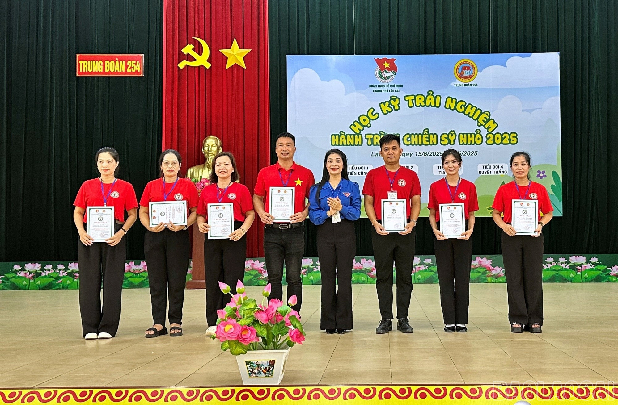 Trao chứng nhận cho các điều phối viên. baolaocai-br_bm94.jpg