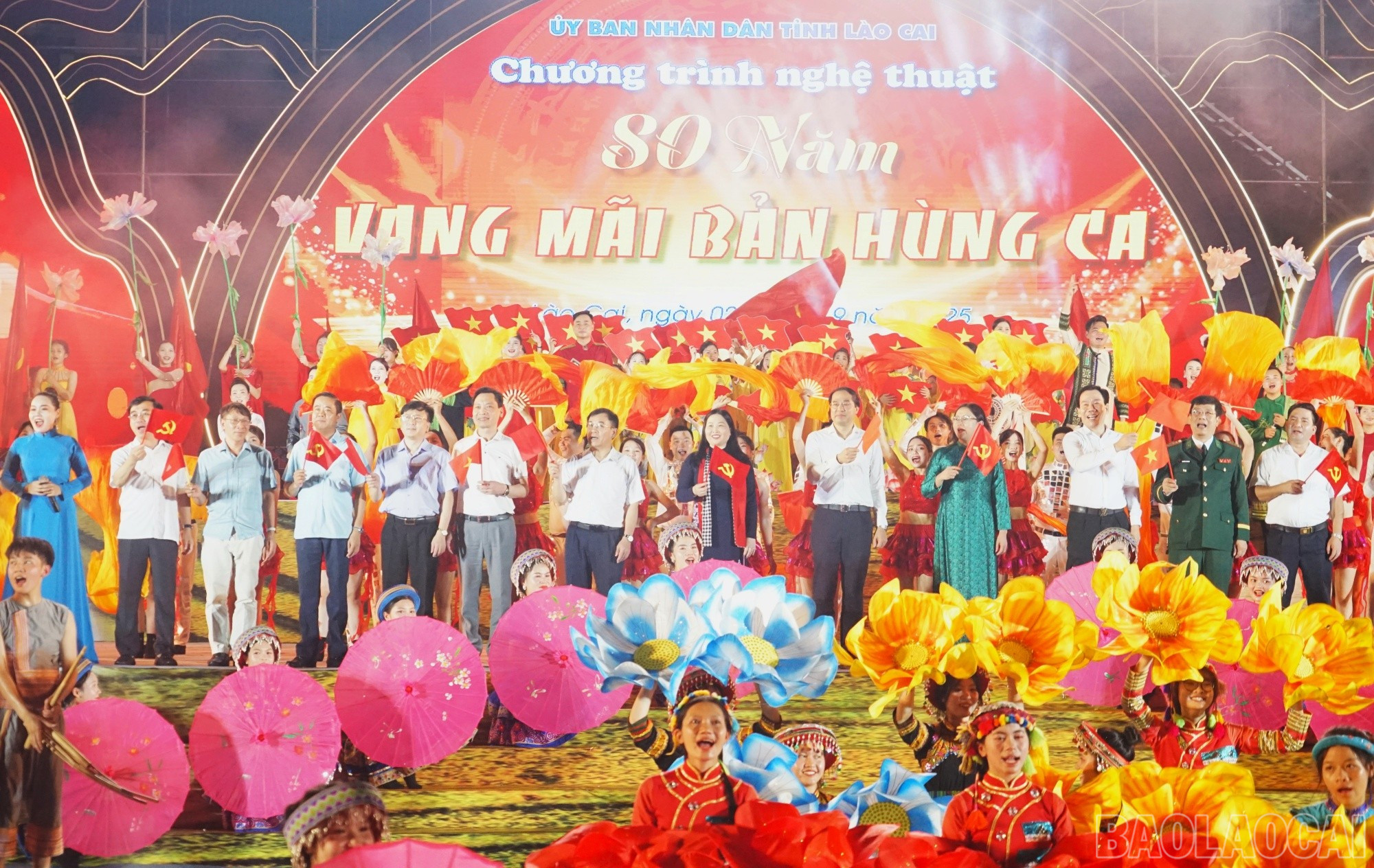 Các đại biểu chụp ảnh lưu niệm và hát vang bài ca “Như có Bác Hồ trong ngày đại thắng”. baolaocai-br_vannghe91.jpg