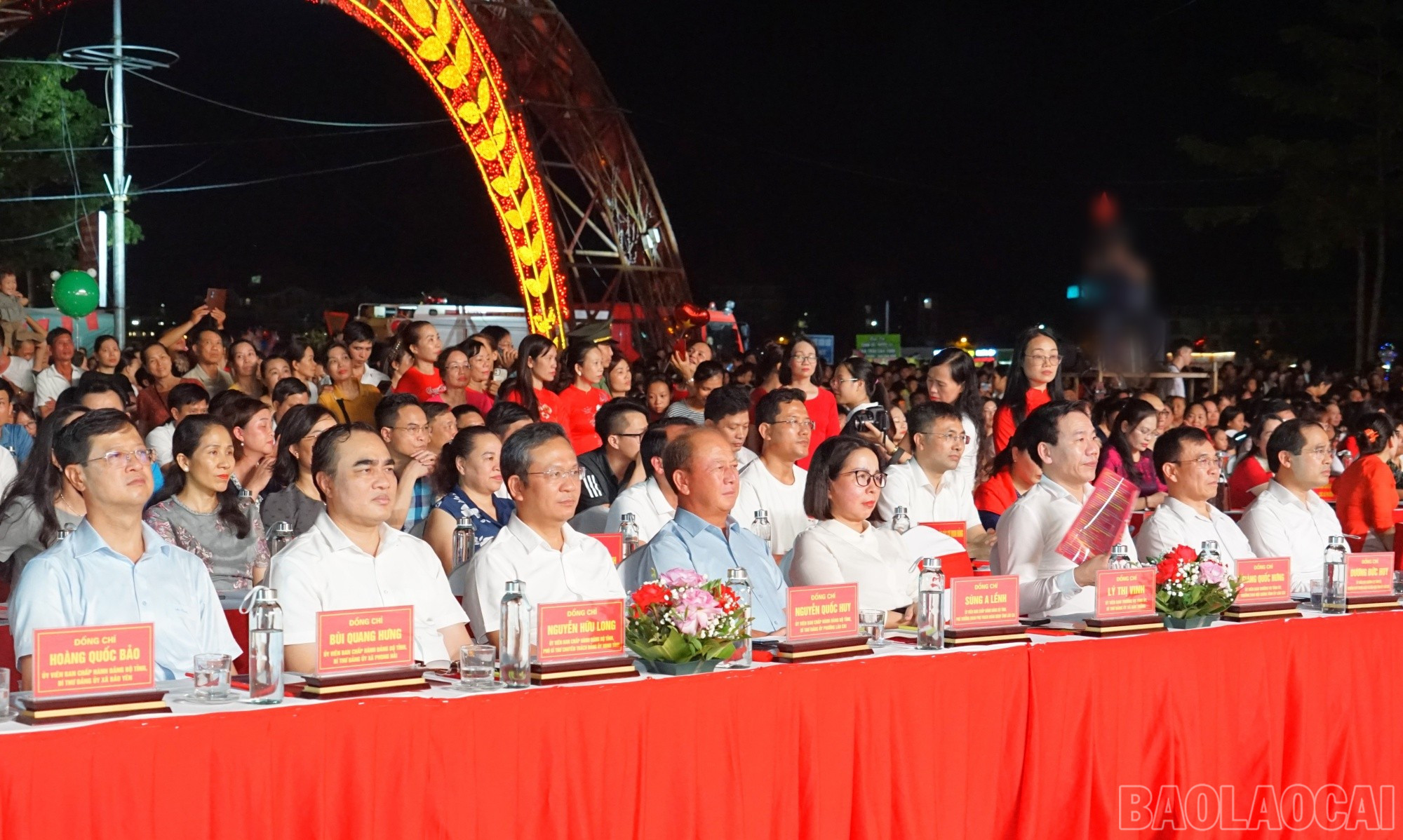 Các đồng chí lãnh đạo tỉnh và đại biểu tham dự Chương trình nghệ thuật "80 năm vang mãi bản hùng ca". baolaocai-br_vannghe1.jpg