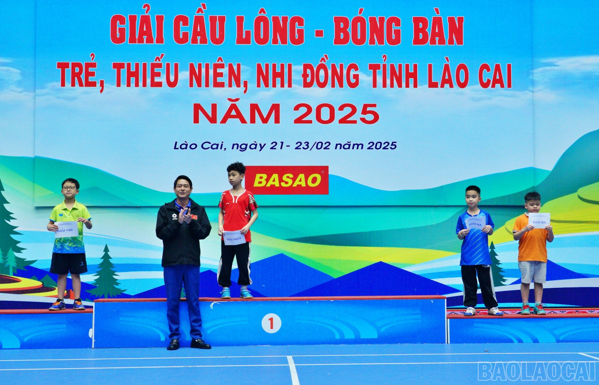 Trao giải một số nội dung môn bóng bàn. baolaocai-br_bmban5.jpg