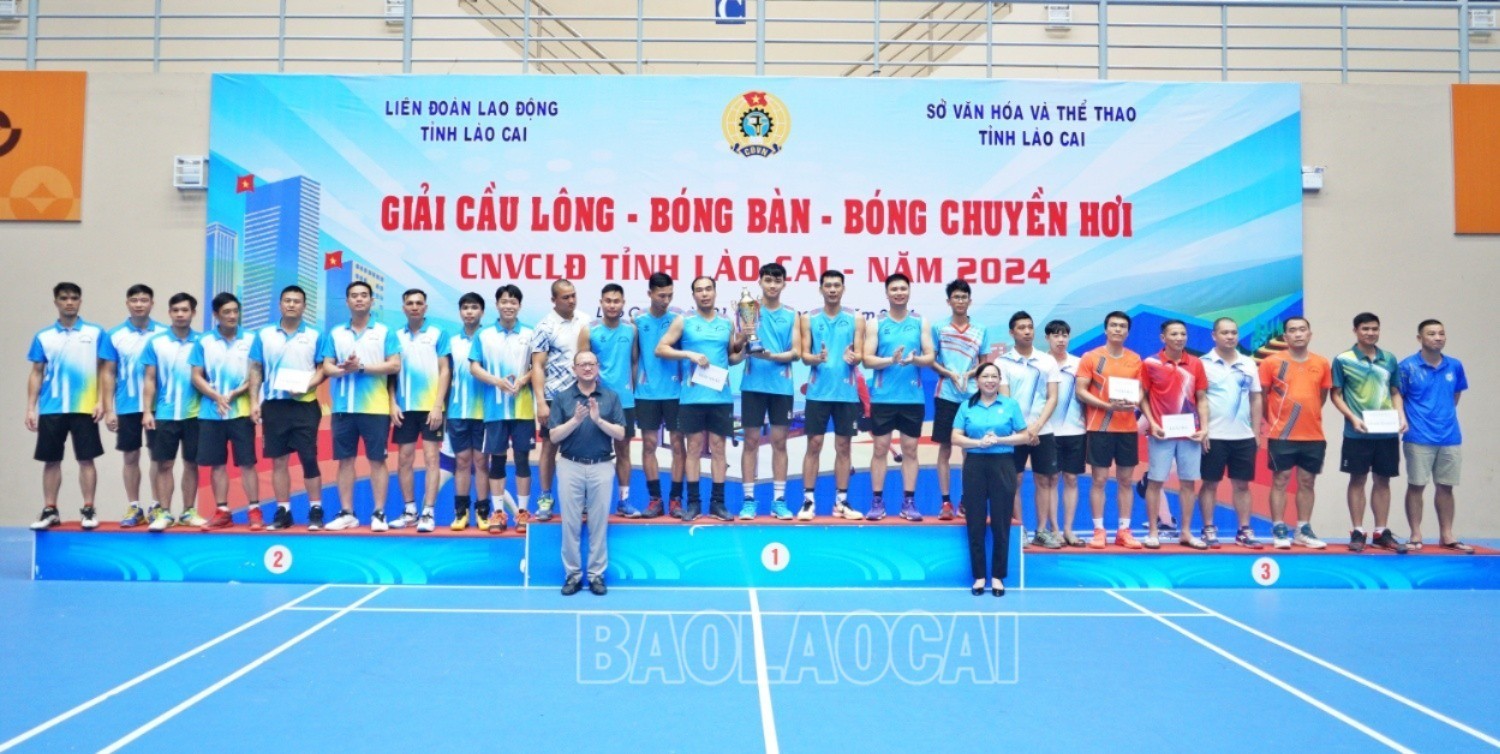 Trao giải nội dung bóng chuyền hơi nam. bch2-2823.jpg