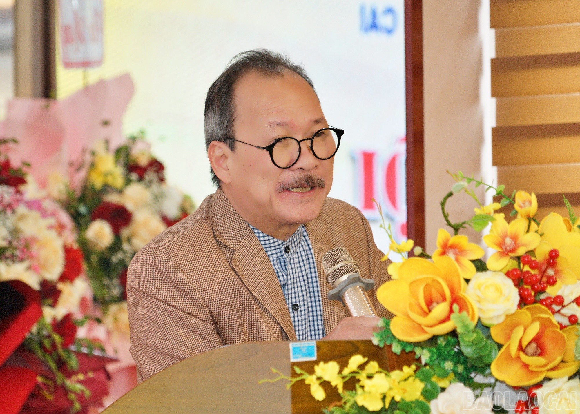 Nhạc sĩ Nông Quốc Bình phát biểu tại đại hội. baolaocai-br_dtts6.jpg