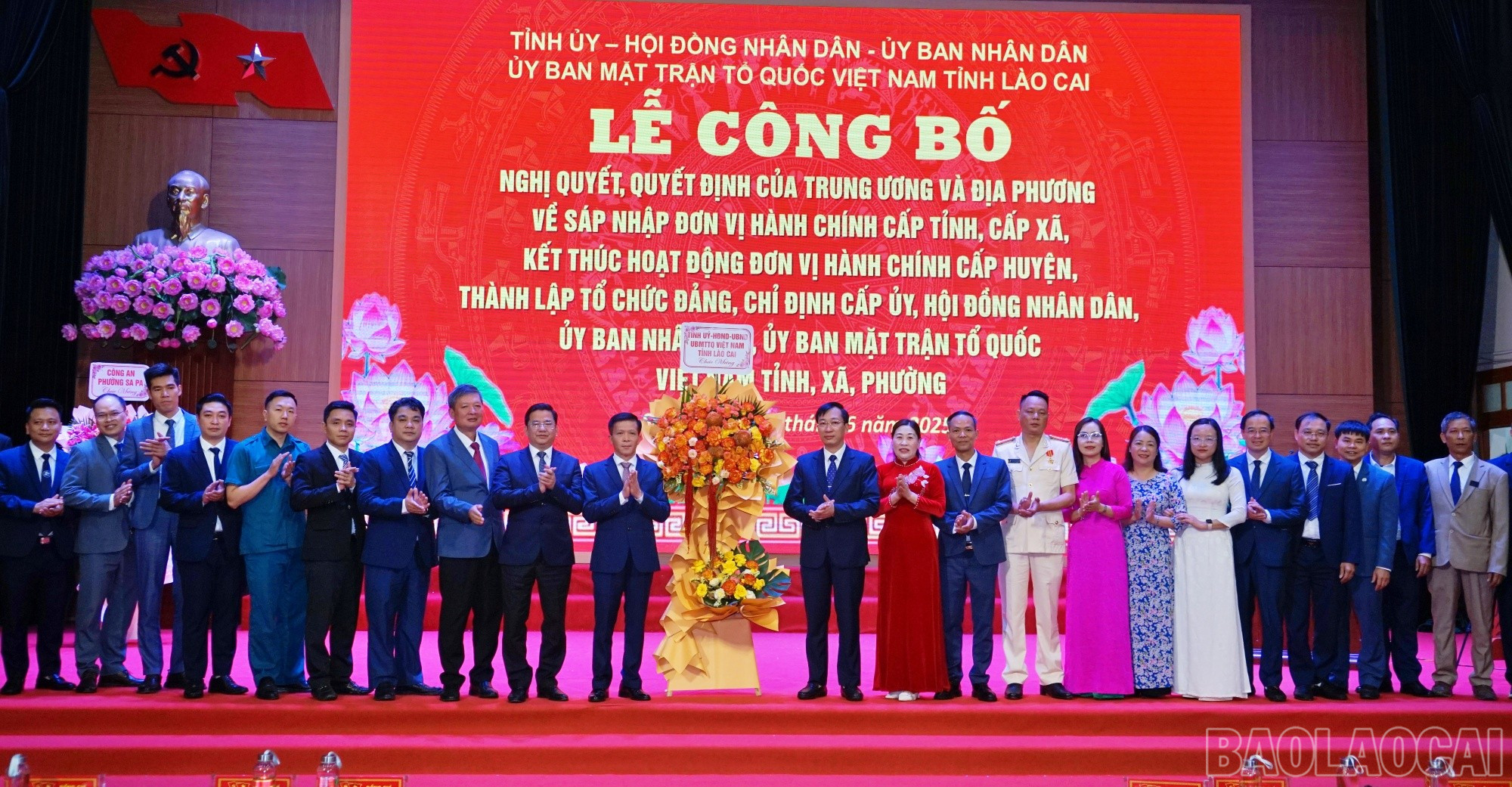 Trao quyết định cán bộ và tặng hoa chúc mừng phường Sa Pa. Trao quyết định cán bộ và tặng hoa chúc mừng phường Sa Pa.