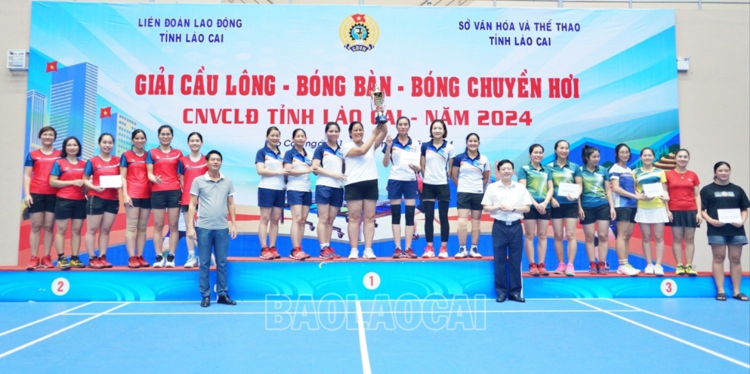 Trao giải nội dung môn bóng chuyền hơi nữ. bch1-1667.jpg