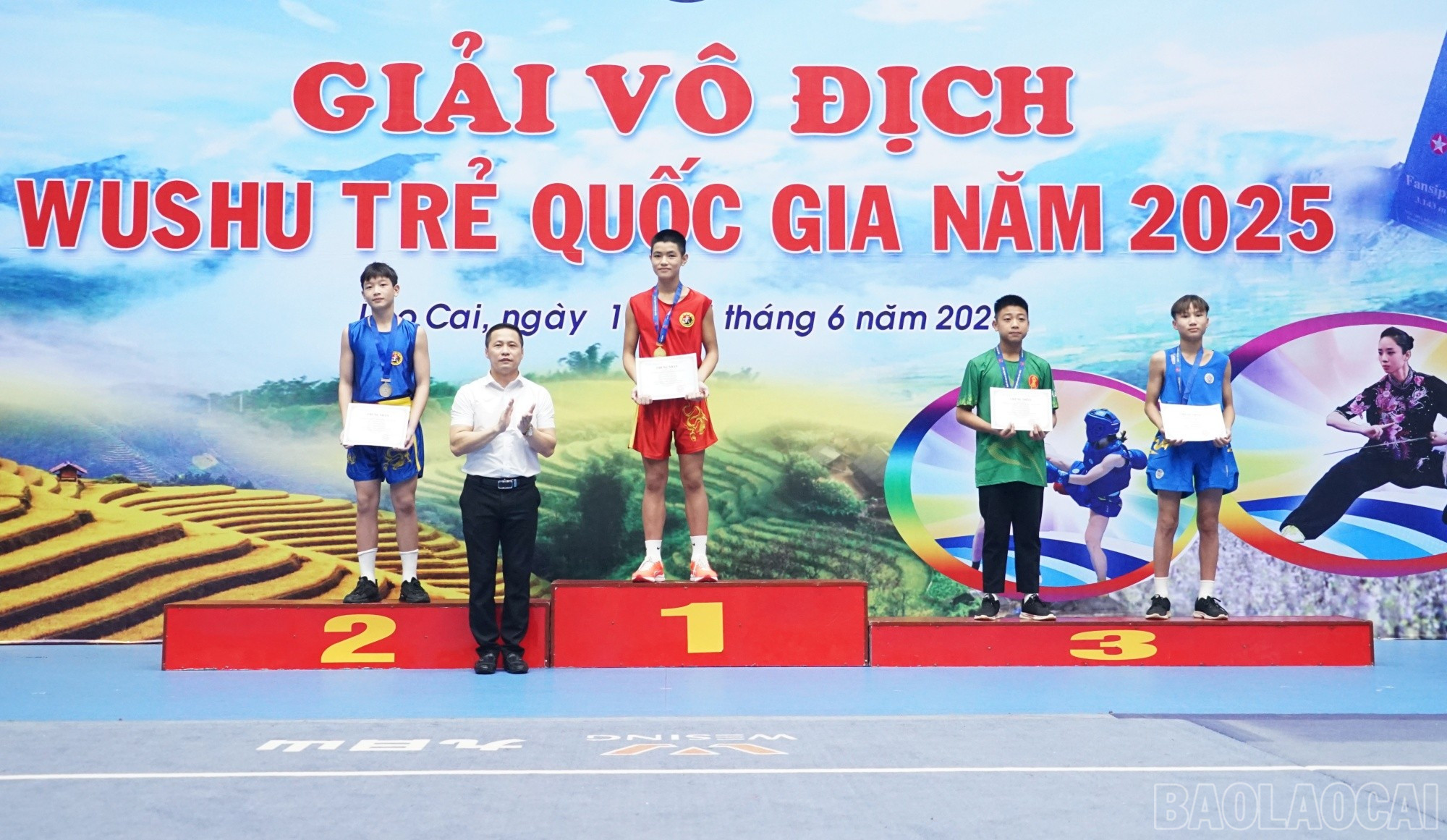 Trao giải một số nội dung thi đấu trong chiều 21/6. baolaocai-br_hcvang.jpg