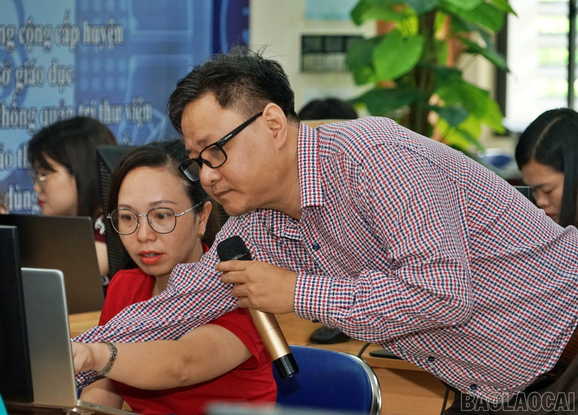 専門家が学生にVietBiblio共有ライブラリ管理システムの実践を指導します。 baolaocai-br_tvien6.jpg