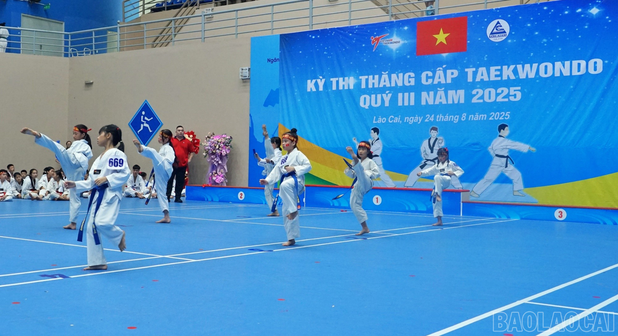 Các võ sinh đai xanh da trời thi lên đai đỏ. baolaocai-br_dai-xanh-da-troi.jpg