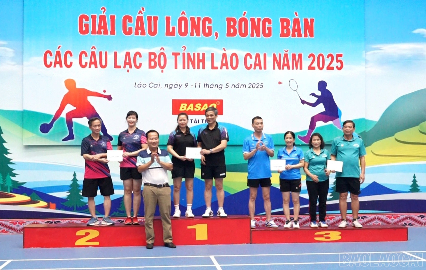 Trao giải một số nội dung môn bóng bàn. baolaocai-br_bb2.jpg