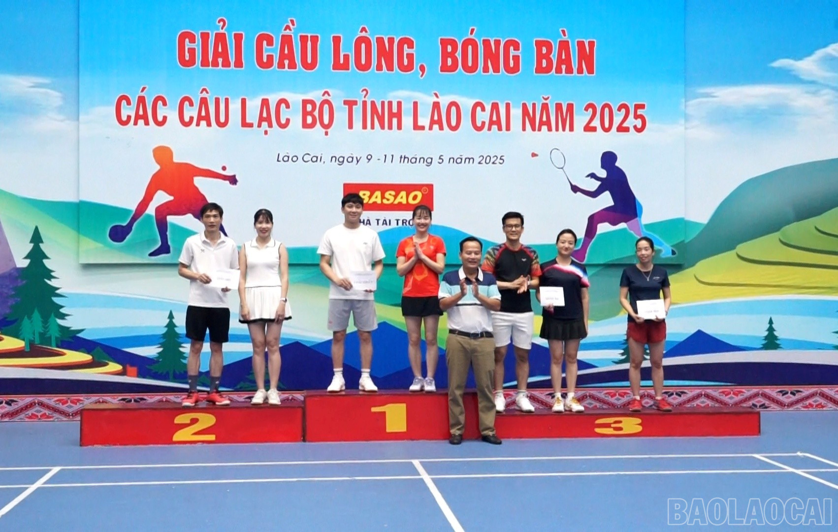 Trao giải một số nội dung môn cầu lông. baolaocai-br_cl.jpg