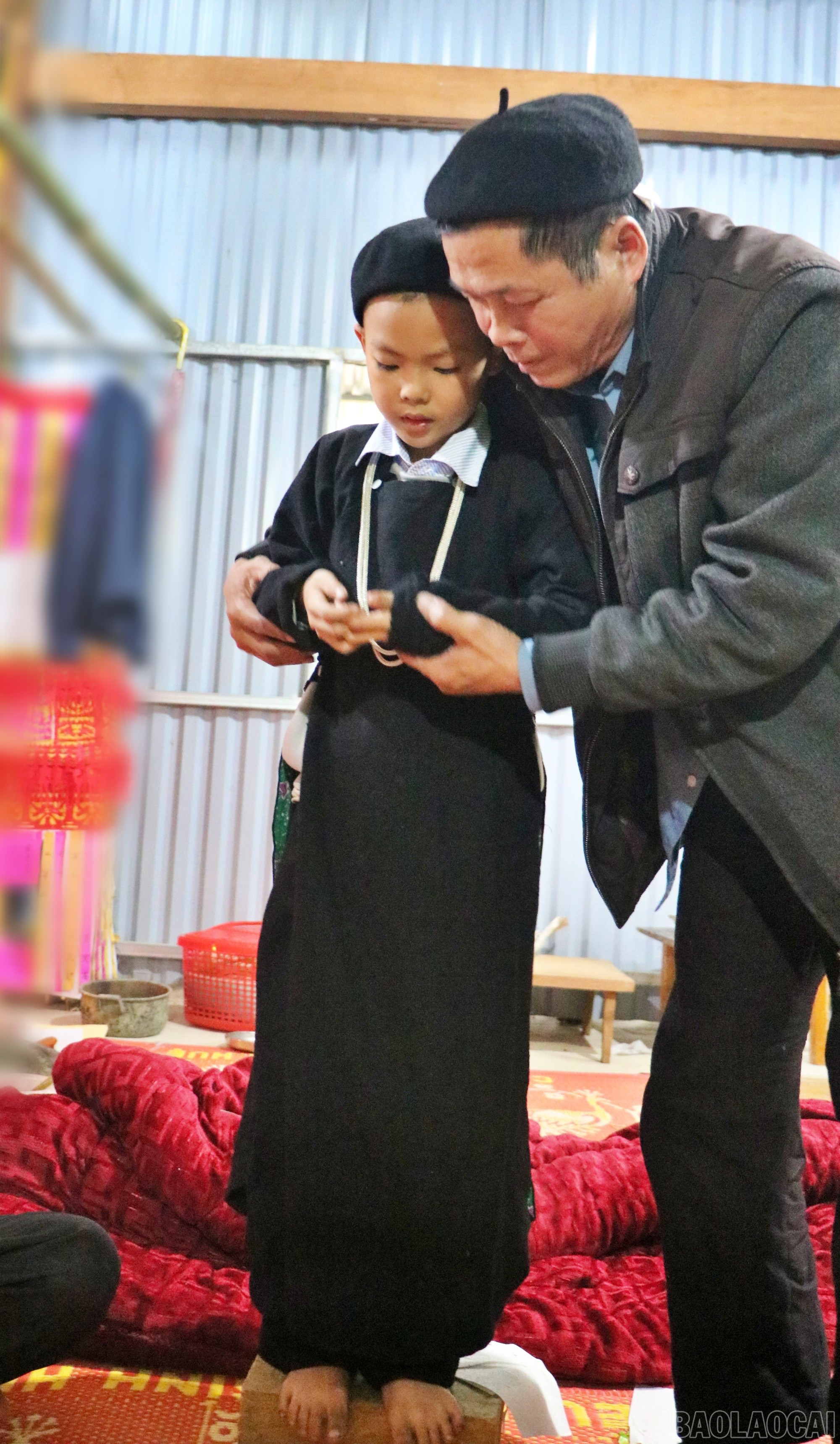 Các thầy tiến hành hướng dẫn trẻ thực hành nghi thức “rơi ngũ đài” nhằm chuẩn bị cho phần lễ “ngã ngũ đài” sẽ được diễn ra vào đêm.