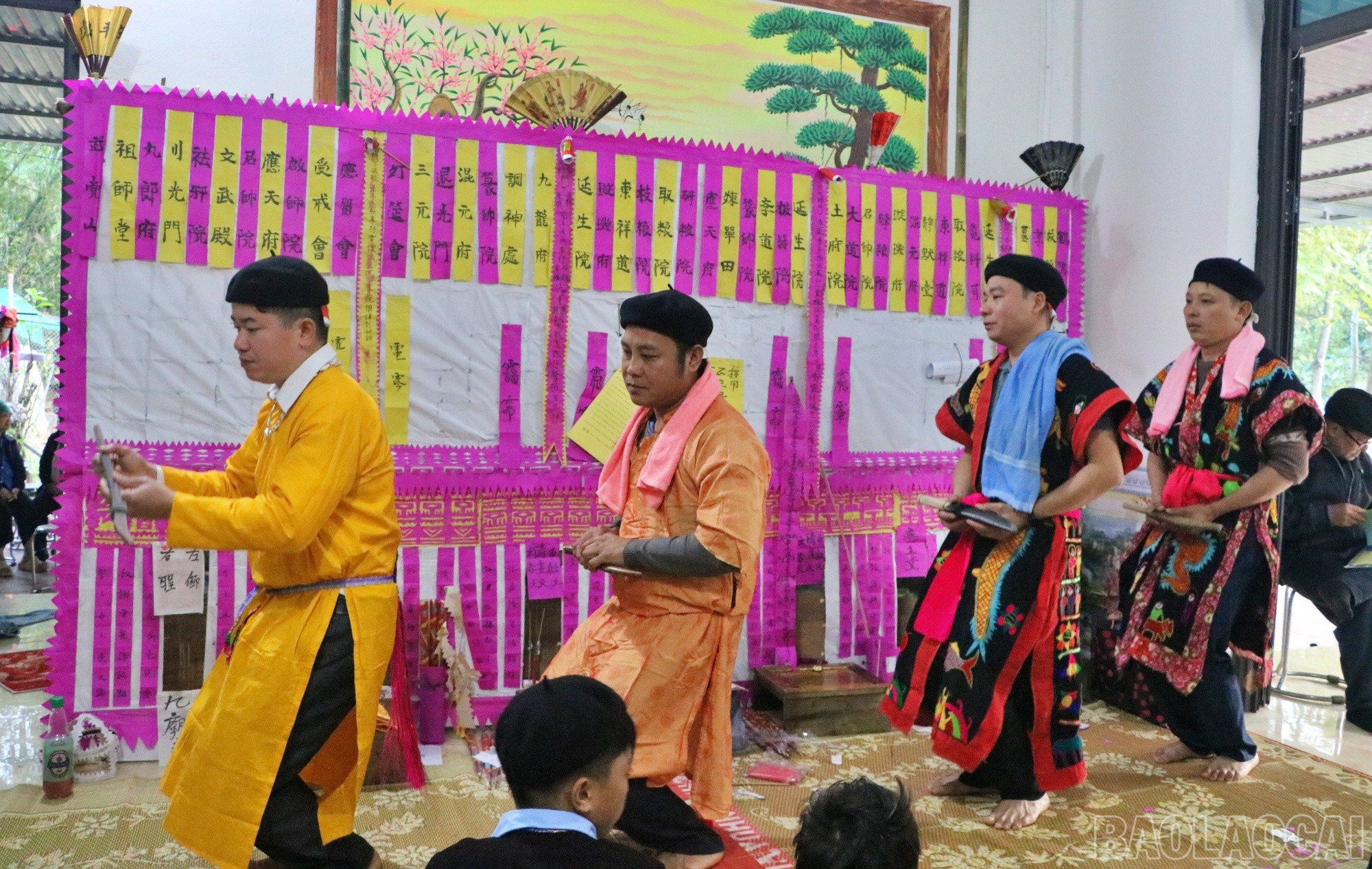 Sau khi hướng dẫn trẻ học đạo xong, các thầy tiếp tục làm lễ mời gọi tổ tiên xuống chứng giám.