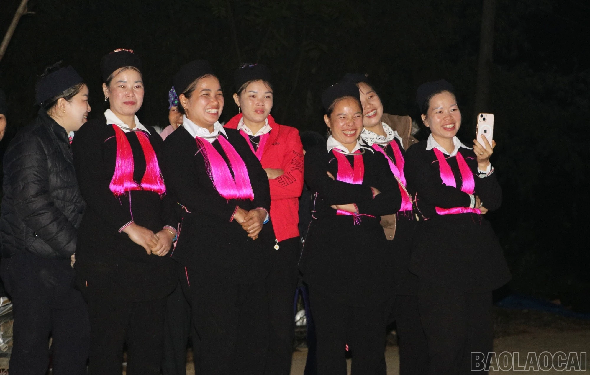 baolaocai-br_nguoi-dan-xem.jpg