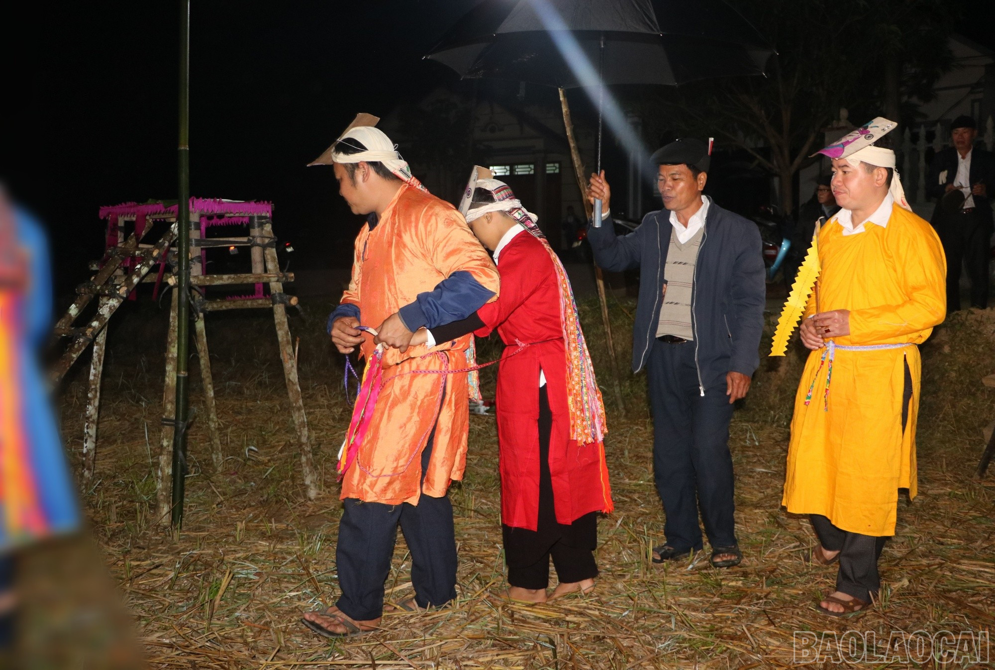 Tiếp theo, các thầy làm lễ cấp trang phục cho trẻ và dẫn trẻ ra sân, đứa trẻ được các thầy dẫn dắt và theo sát để bảo vệ.