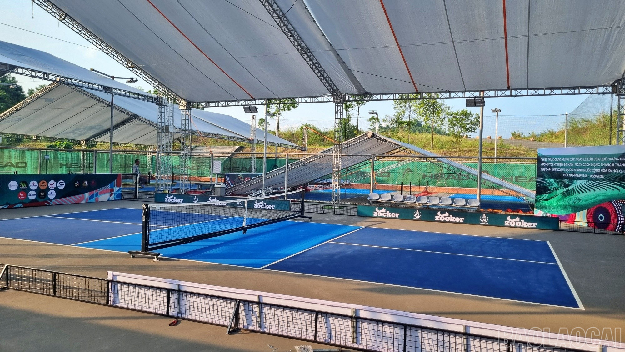 Cụm sân thi đấu Pickleball Wind Hill Olympic đang được lắp mái che. baolaocai-br_cbi7.jpg