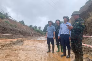 Phó Chủ tịch Thường trực UBND tỉnh Hoàng Quốc Khánh kiểm tra thiệt hại tại huyện Văn Bàn