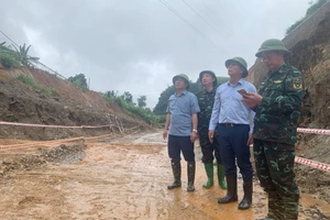 Phó Chủ tịch Thường trực UBND tỉnh Hoàng Quốc Khánh kiểm tra thiệt hại tại huyện Văn Bàn
