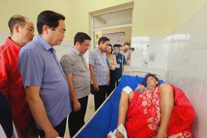 Lãnh đạo thị xã Sa Pa thăm, động viên các nạn nhân vụ sạt lở đất tại xã Ngũ Chỉ Sơn