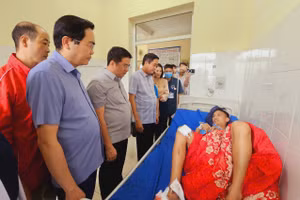 Lãnh đạo thị xã Sa Pa thăm, động viên các nạn nhân vụ sạt lở đất tại xã Ngũ Chỉ Sơn