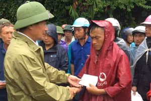 Phó Bí thư Thường trực Tỉnh ủy Vũ Xuân Cường thăm hỏi gia đình nạn nhân tử vong do sạt lở đất tại Bản Phố