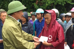 Phó Bí thư Thường trực Tỉnh ủy Vũ Xuân Cường thăm hỏi gia đình nạn nhân tử vong do sạt lở đất tại Bản Phố