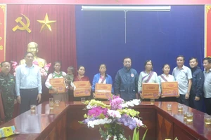 Bộ trưởng Lê Minh Hoan thăm, tặng quà người dân bị ảnh hưởng bởi thiên tai tại Sa Pa