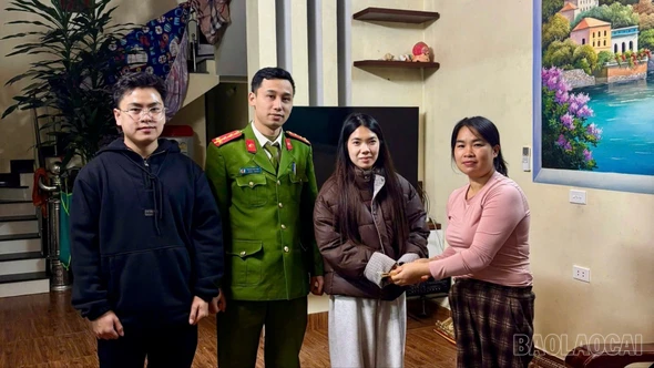 Công an xã Mường Khương hỗ trợ người dân tìm lại chiếc kiềng vàng 2 chỉ