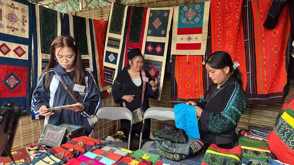 Giới trẻ Hà Nội thích thú khám phá không gian văn hóa Mông