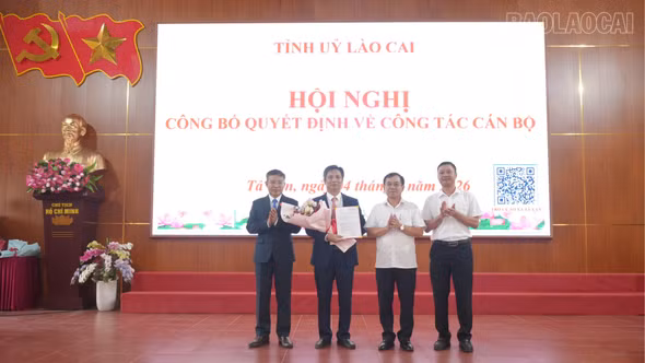 Đồng chí Phạm Bình Minh được chỉ định giữ chức Phó Bí thư Đảng ủy, bầu giữ chức Chủ tịch UBND xã Tả Van