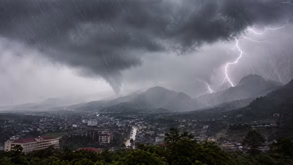 Cảnh báo dông, lốc, sét, mưa đá và mưa lớn cục bộ trên địa bàn tỉnh Lào Cai trong 3 giờ tới