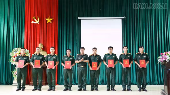 Đảng ủy Trung đoàn Bộ binh 8 tổ chức Hội nghị công bố, trao quyết định về công tác cán bộ và quân nhân chuyên nghiệp