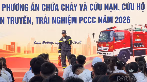 Cam Đường: Hơn 1.000 học sinh, giáo viên Trung tâm GDNN - GDTX trải nghiệm kỹ năng phòng cháy, chữa cháy và cứu nạn, cứu hộ.