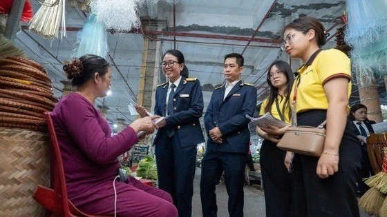 Từ 2026, hộ kinh doanh phải báo cơ quan thuế các tài khoản nhận tiền