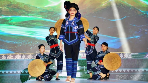 “Lúng liếng non cao” – show thời trang tôn vinh văn hóa vùng cao Tây Bắc