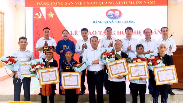 Phó Chủ tịch HĐND tỉnh Lý Bình Minh dự Lễ trao tặng Huy hiệu Đảng tại xã Sơn Lương