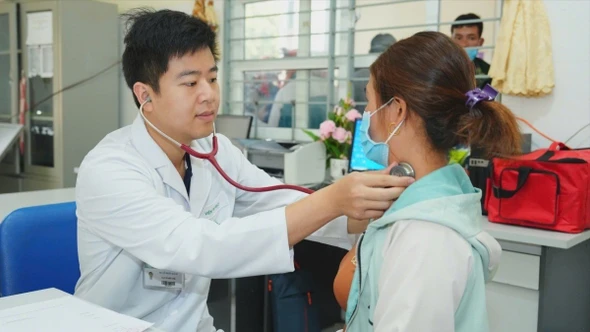 Giữ chân bác sĩ công: Cần đột phá đãi ngộ và môi trường làm việc