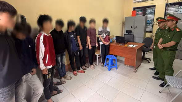 Công an xã Văn Bàn kiểm tra đột xuất, phát hiện vi phạm trong học sinh