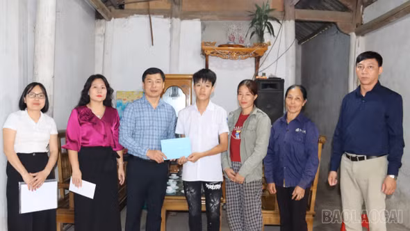 Phường Âu Lâu hỗ trợ học sinh mắc bệnh hiểm nghèo có hoàn cảnh khó khăn