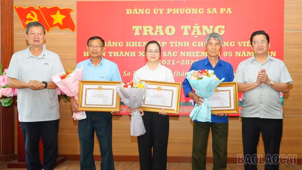 Đảng ủy phường Sa Pa trao tặng Bằng khen của Ban Thường vụ Tỉnh ủy và Huy hiệu Đảng cho đảng viên