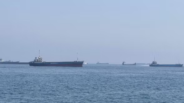Lưu lượng qua eo biển Hormuz sụt giảm khi giới chủ tàu ưu tiên an toàn