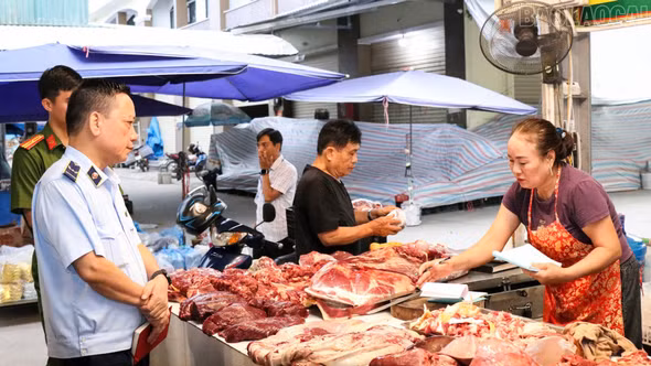 Xã Bát Xát kiểm tra hoạt động kinh doanh, giết mổ động vật trên địa bàn
