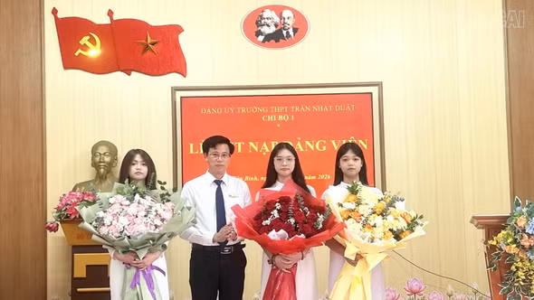 Trường THPT Trần Nhật Duật kết nạp 3 đảng viên là học sinh ưu tú