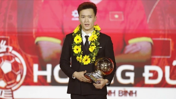 Hoàng Đức lần thứ ba nhận danh hiệu Quả bóng Vàng Việt Nam