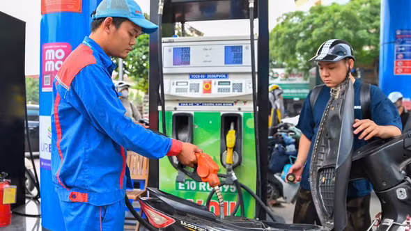Vì sao giá xăng dầu trong nước liên tục giảm mạnh?