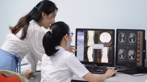 Điều trị hiệu quả ca ung thư phổi mang đồng thời hai đột biến gen hiếm gặp