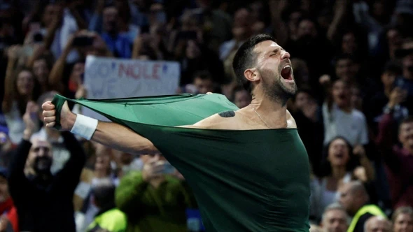 Djokovic có danh hiệu thứ 101, xé áo ăn mừng khi thiết lập nhiều kỷ lục