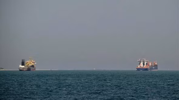 Căng thẳng Mỹ - Iran leo thang: Mỹ đánh chặn loạt UAV ở eo biển Hormuz, Tehran bảo vệ nghiêm ngặt kho urani