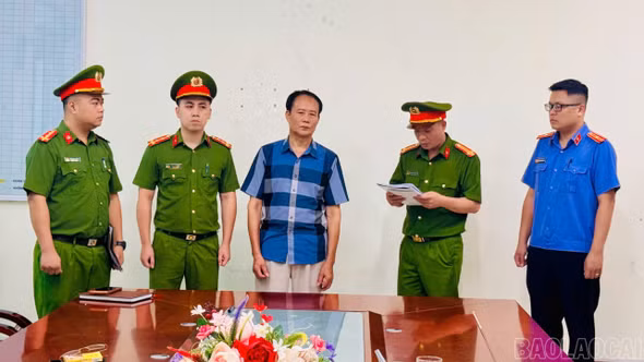 Khởi tố, bắt tạm giam 3 nguyên cán bộ thuế tỉnh Lào Cai về tội “Lợi dụng chức vụ, quyền hạn trong khi thi hành công vụ”