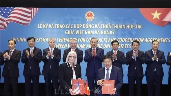 Tổng Bí thư chứng kiến lễ ký và trao các thỏa thuận hợp tác giữa Việt Nam và Hoa Kỳ
