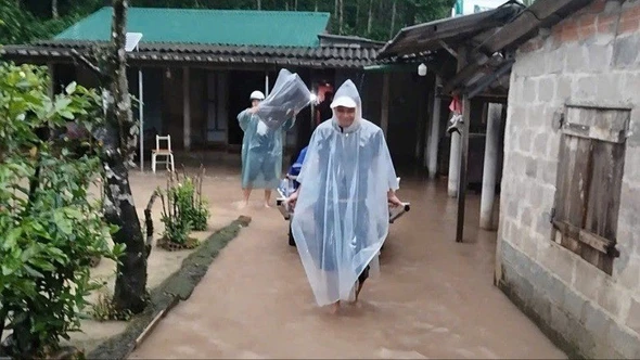 Mưa lớn gây ngập lụt, chia cắt nhiều khu vực ở Quảng Trị