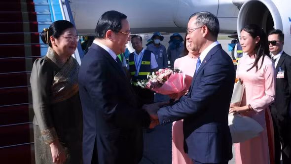 Thủ tướng Lào đến Hà Nội, bắt đầu thăm chính thức Việt Nam và dự AFF 2026
